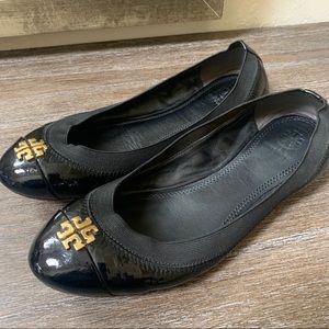Tory Burch black patent leather flats - Size: 6.5